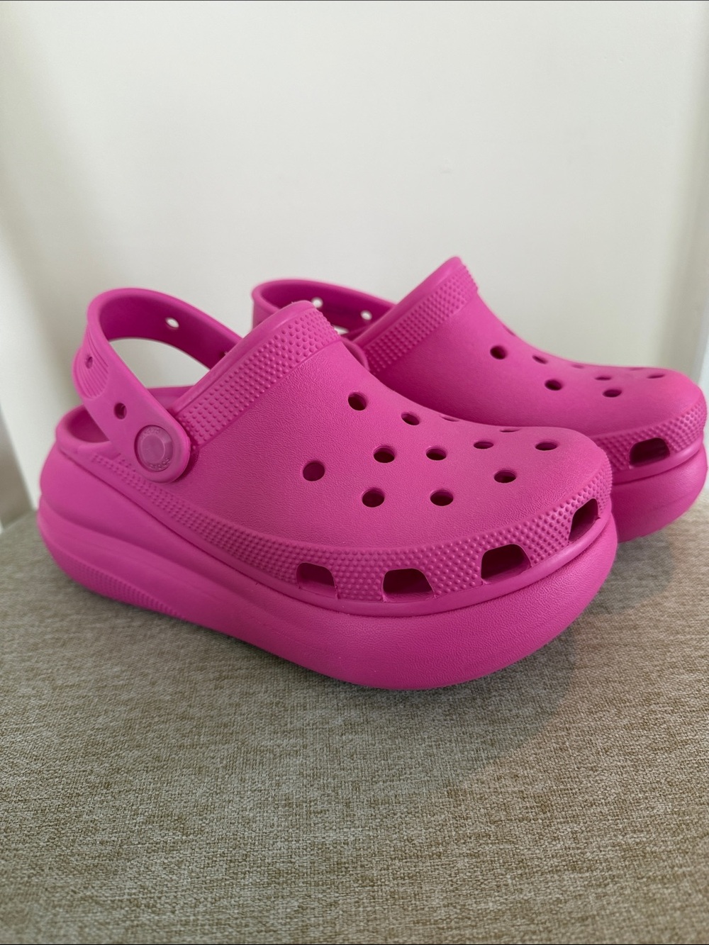 CROCS Classic Crush Platform Clog in Bright Pink Women’s 4 (Kids 2.5)